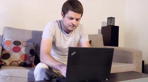 Student on Laptop 库存影片 40297479