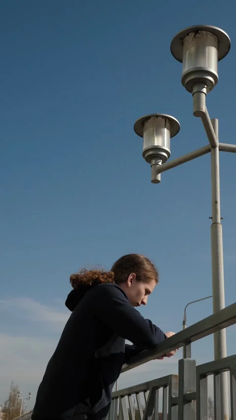 Student leaning on railing Vidéo 336365552