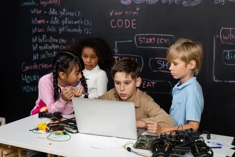 Student learn about coding robotics car in STEM class with attention. Erudition. Foto stock