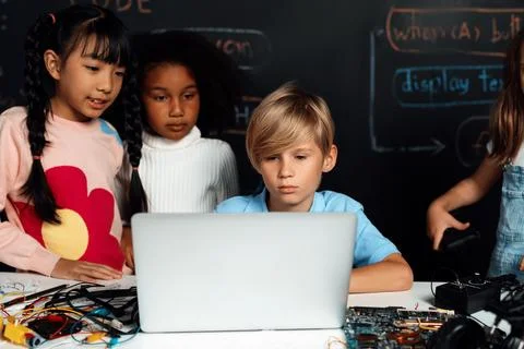 Student learn about coding robotics car in STEM class with attention. Erudition. Foto stock