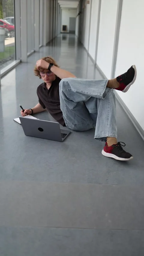 Student learning anywhere 스톡 동영상 337850986