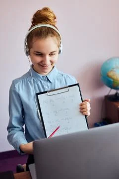 Student learning online, watching lesson remotely, listening to professor, ta Foto stock