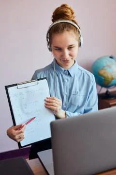 Student learning online, watching lesson remotely, listening to professor, ta Foto stock