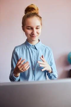 Student learning online, watching lesson remotely, listening to professor, ta Foto stock