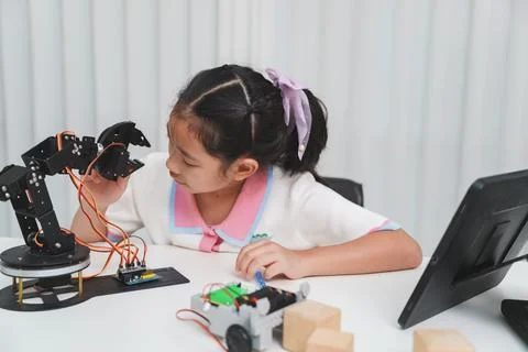 Student learning robotics through an online class. E-learning and engineering 스톡 사진