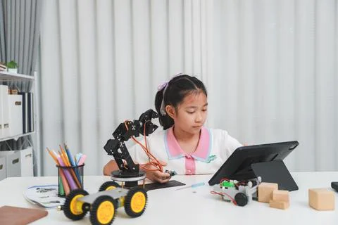 Student learning robotics through an online class. E-learning and engineering 스톡 사진
