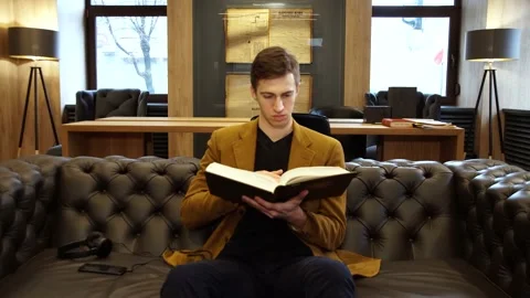 Student in the library 스톡 동영상 155963381