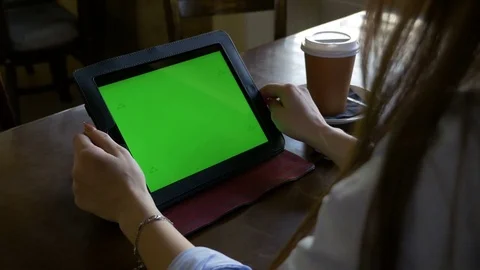 Student at the library reading and studying on a green screen tablet pc and.. Vídeos de archivo 75167542