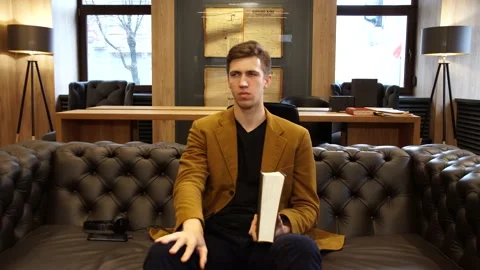 A student in the library reads 스톡 동영상 155963361