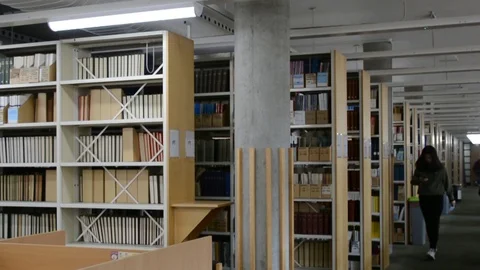 Student in library on university campus with face mask Video stock 126298599