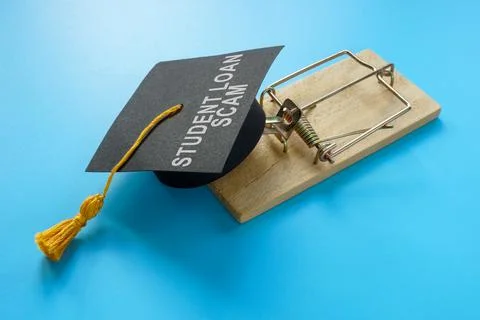 Student loan scam concept. Mouse trap and graduation hat. Foto stock