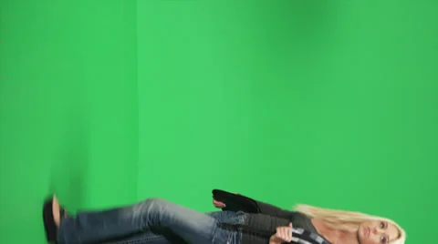 A student looking around, then looking at her schedule Vídeos de archivo 38014813