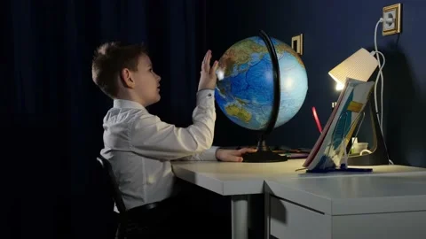 The student is looking for a country on the globe Vidéo 169307842