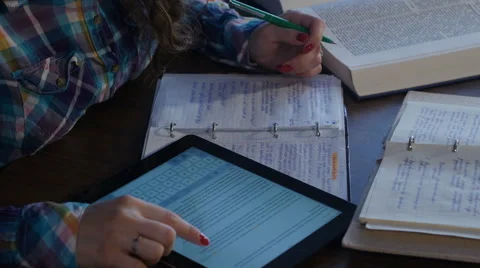 A student looking for information on the tablet. Preparing for the exams. 4K Vidéo 63366645