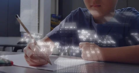 Student placing pencil tip to paper and writing on desk, code overlay drifting Vídeos de archivo 317459685