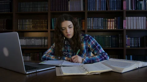A student preparing for the exam in the library. 4K 库存影片 63366511