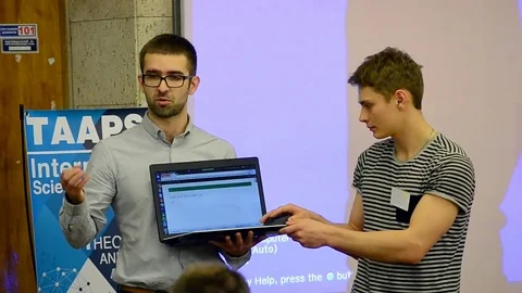 Student present the solution during Data Science Hackathon in Kiev, Ukraine. Vídeo Stock 71120532