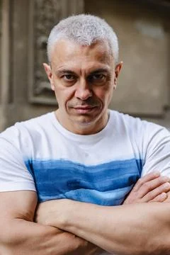 Student Presenting E-Learning on Laptop. A young woman enthusiastically points Foto stock