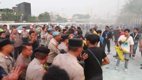 Student protests for lower fuel, basic goods prices continue in Jakarta, INDONES Stock Footage 337638315