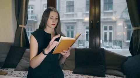 Student Read Interesting Book 動画素材 71927785