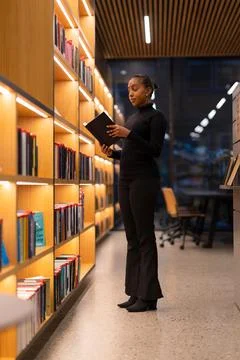 Student reading in a library Foto stock