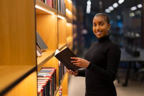 Student reading in a modern library Foto stock