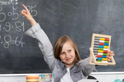 The student reports to answer in class to answer the teacher's question. Foto stock