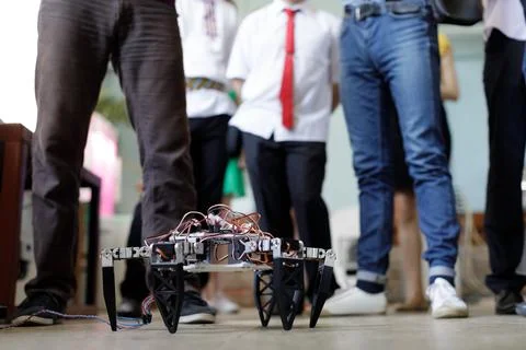 Student robotics workshop with hexapod robot prototype during STEM training Foto stock