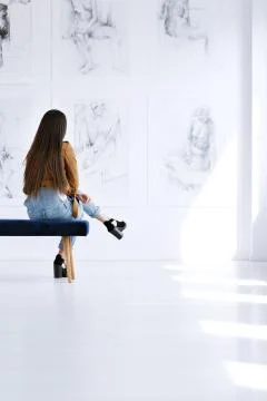 Student sitting on a bench Stock-Fotos