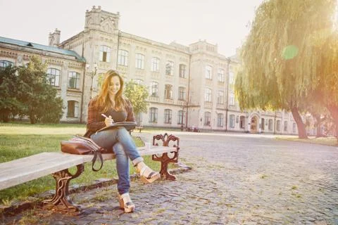 The student is sitting on the bench Foto stock