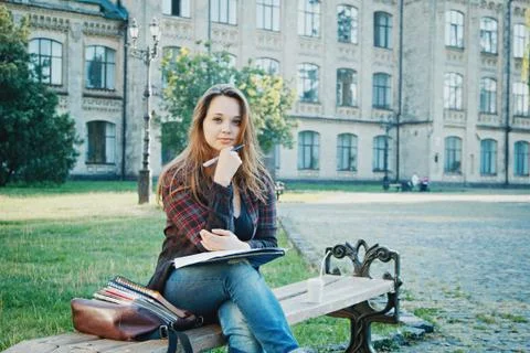 The student is sitting on the bench Foto stock