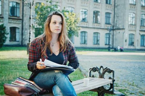 The student is sitting on the bench Stock-Fotos