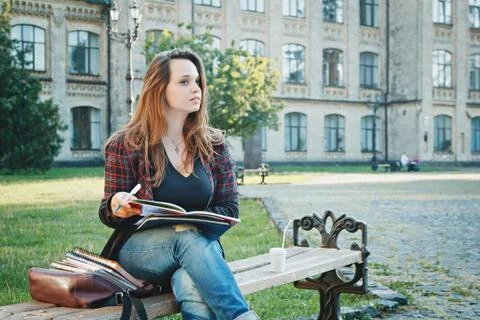 The student is sitting on the bench Foto stock