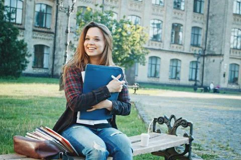 The student is sitting on the bench Stock-Fotos