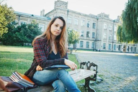 The student is sitting on the bench 스톡 사진
