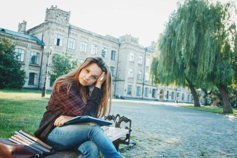 The student is sitting on the bench Foto stock