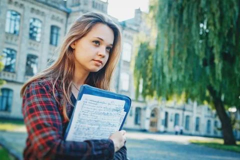 The student is sitting on the bench 스톡 사진