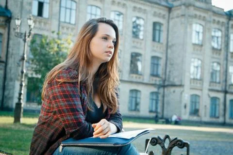 The student is sitting on the bench Foto stock