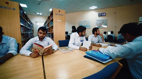 Student sitting in library 스톡 동영상 116996040