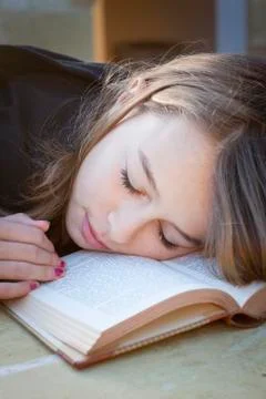 Student sleeping over book Foto stock
