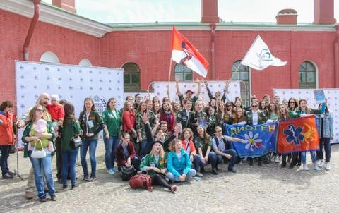 A student squad with flags posing for a photograph. Foto stock