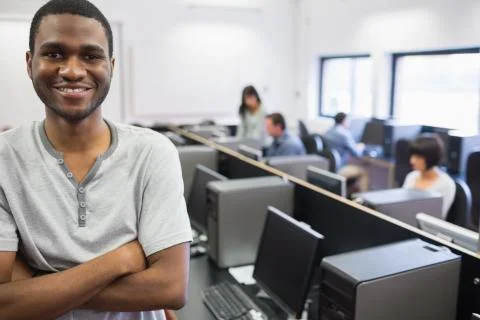 Student standing in computer room Stock-Fotos