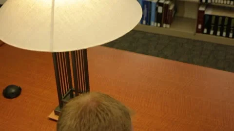 Student studying in library. Vídeos de archivo 8848655