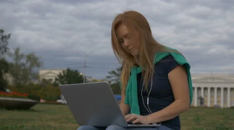 Student talking on the Internet on a laptop 库存影片 67322256