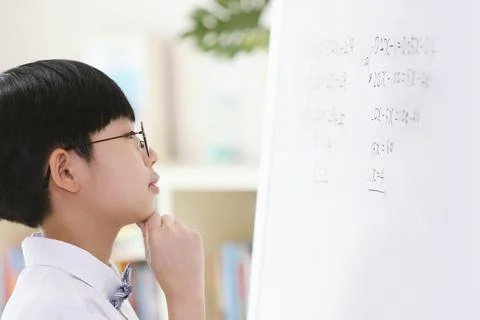 Student thinking carefully and solving math problems Stockfoto's