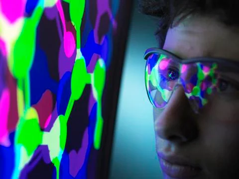 Student understanding the design of a molecular structure on computer screen in Stockfoto's