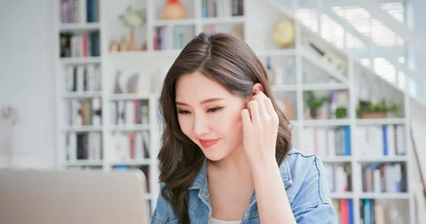 Student use wireless earbuds Video stock 127271954