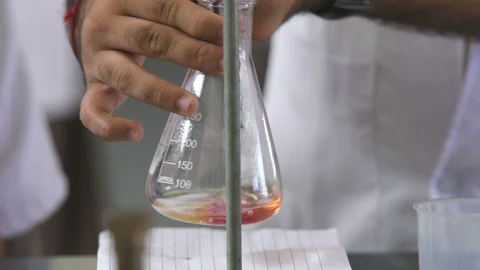 Student Using Burette Pipette in Science Lab Vídeo Stock 90831142