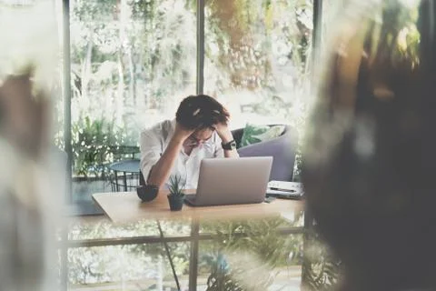 Student using computer for learning leasson online at cafe. startup man worki Foto stock
