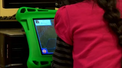 Student using ipad in classroom Vidéo 40295094